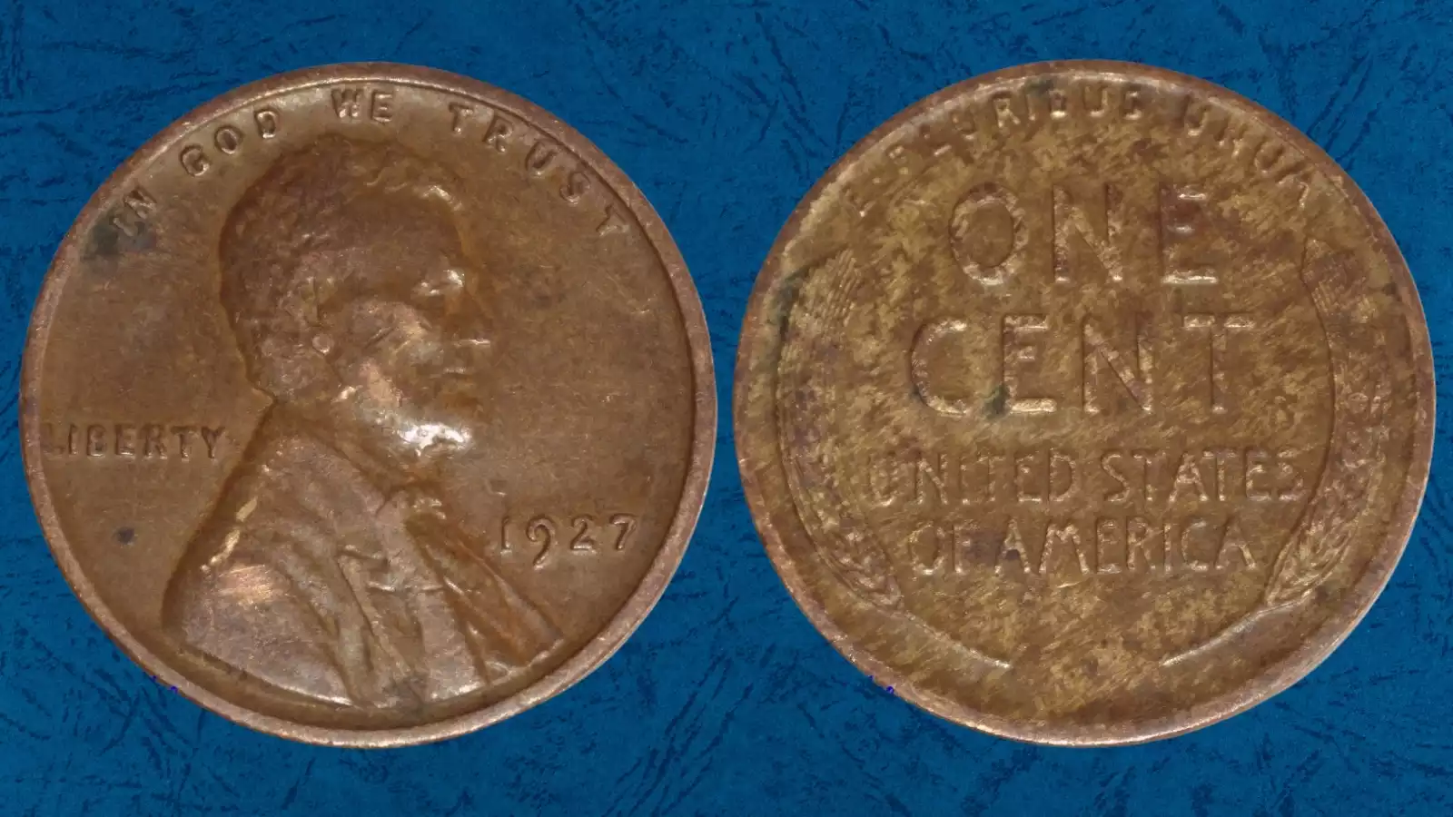 1927 wheat penny woodgrain woodie error showing alternating light and dark streaks on copper surface resembling wood grain